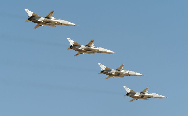 Самолеты Су-24 над полигоном Кадамовский в Ростовской области во время подготовки к международному военно-техническому форуму Армия-2017 Самолеты Су-24 над полигоном Кадамовский в Ростовской области во время подготовки к международному военно-техническому форуму Армия-2017