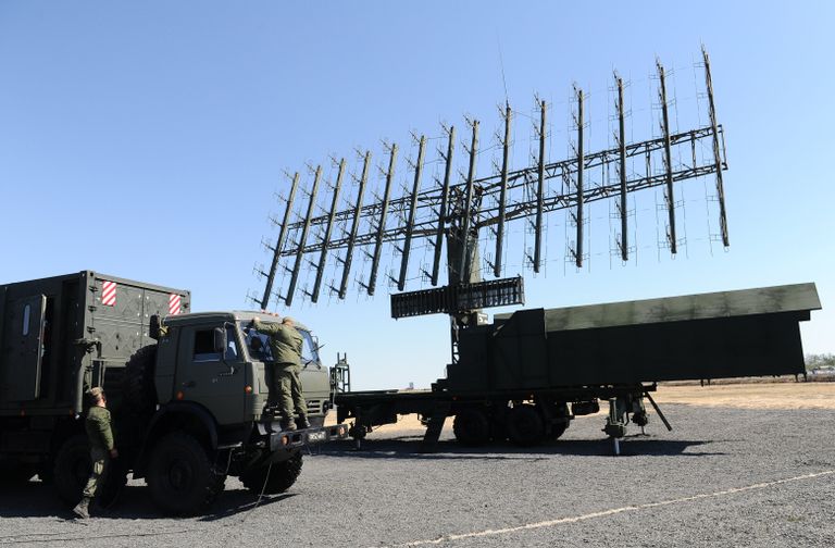 Радиолокационная станция 1Л119 на выставочной площадке на полигоне Кадамовский в Ростовской области во время подготовки к международному военно-техническому форуму Армия-2017 Радиолокационная станция 1Л119 на выставочной площадке на полигоне Кадамовский в Ростовской области во время подготовки к международному военно-техническому форуму Армия-2017