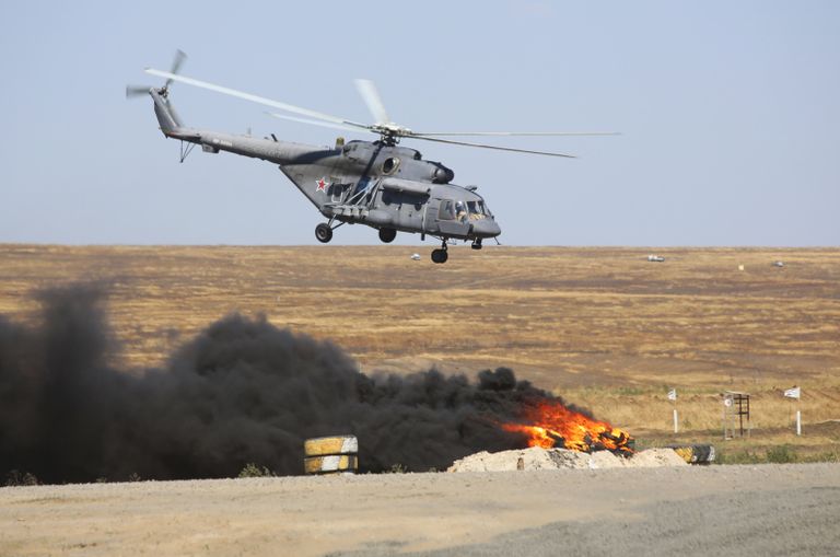 Вертолет Ми-8АМТШ над полигоном Кадамовский в Ростовской области во время подготовки к международному военно-техническому форуму Армия-2017 Вертолет Ми-8АМТШ над полигоном Кадамовский в Ростовской области во время подготовки к международному военно-техническому форуму Армия-2017