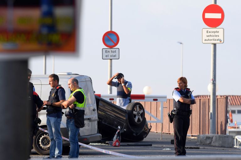 Полицейские возле машины, участвовавшей в теракте в Камбрильсе. 18 августа 2017