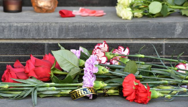 Цветы у здания посольства Испании в Москве в память о жертвах теракта в Барселоне. 18 августа 2017 Цветы у здания посольства Испании в Москве в память о жертвах теракта в Барселоне. 18 августа 2017