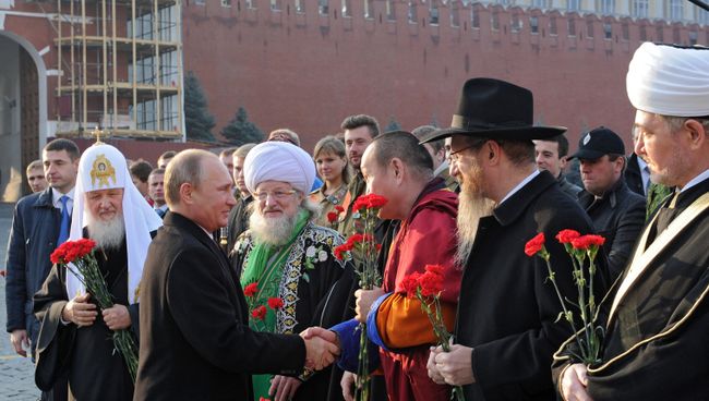 Путин и главы традиционных религиозных конфессий. Архивное фото Путин и главы традиционных религиозных конфессий. Архивное фото