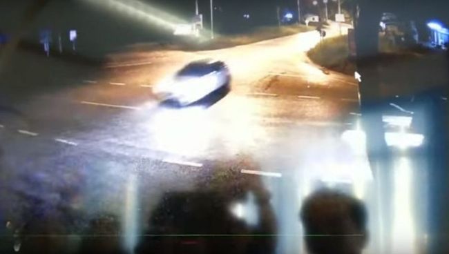 Стоп-кадр записи легкового автомобиля перед ДТП в провинции Сураттхани на юге Таиланда Стоп-кадр записи легкового автомобиля перед ДТП в провинции Сураттхани на юге Таиланда