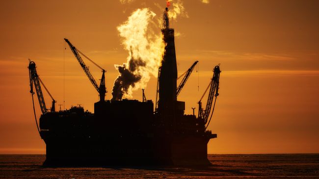 Нефтедобывающая платформа. Архивное фото Нефтедобывающая платформа. Архивное фото