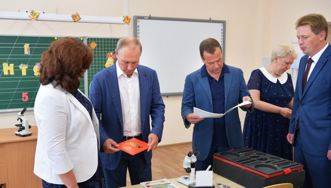 Президент РФ Владимир Путин и председатель правительства РФ Дмитрий Медведев во время посещения образовательного центра Бухта Казачья в Севастополе. 18 августа 2017 Президент РФ Владимир Путин и председатель правительства РФ Дмитрий Медведев во время посещения образовательного центра Бухта Казачья в Севастополе. 18 августа 2017