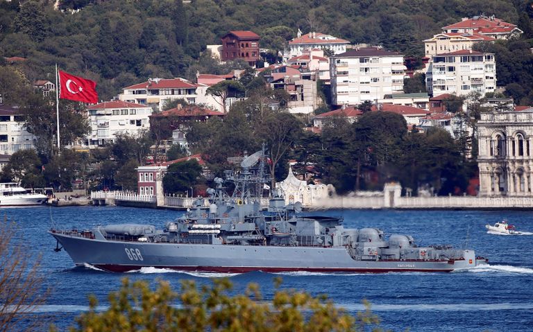 Сторожевой корабль Пытливый в проливе Босфор, Турция. 3 августа 2017 Сторожевой корабль Пытливый в проливе Босфор, Турция. 3 августа 2017