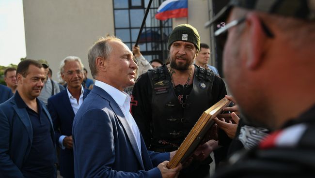 Президент РФ Владимир Путин, председатель правительства РФ Дмитрий Медведев и глава мотоклуба Ночные волки Александр Залдостанов в Севастополе. 18 августа 2017