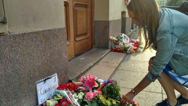Цветы у консульства Испании в Санкт-Петербурге в память о жертвах теракта в Барселоне. 18 августа 2017 Цветы у консульства Испании в Санкт-Петербурге в память о жертвах теракта в Барселоне. 18 августа 2017