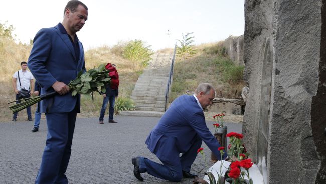 Владимир Путин и Дмитрий Медведев возлагают цветы к памятнику защитникам Севастополя. 18 августа 2017 Владимир Путин и Дмитрий Медведев возлагают цветы к памятнику защитникам Севастополя. 18 августа 2017