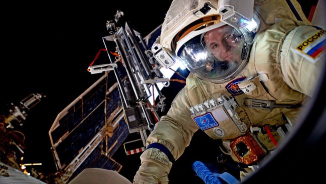 Космонавт Роскосмоса Сергей Рязанский во время выхода в открытый космос. Архивное фото Космонавт Роскосмоса Сергей Рязанский во время выхода в открытый космос. Архивное фото