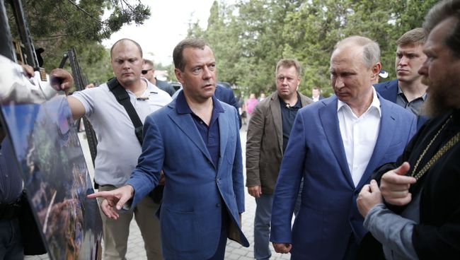 Президент РФ Владимир Путин и председатель правительства РФ Дмитрий Медведев во время посещения музея-заповедника Херсонес Таврический. 18 августа 2017