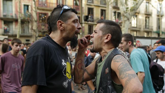 Контр-протестующий спорит с крайне правым протестующим во время митинга в Барселоне. 18 августа 2017 Контр-протестующий спорит с крайне правым протестующим во время митинга в Барселоне. 18 августа 2017
