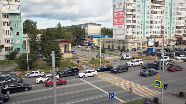 Сотрудники правоохранительных органов работают в центре города Сургута на месте, где неизвестный мужчина напал с ножом на людей и ранил несколько человек. 19 августа 2017 Сотрудники правоохранительных органов работают в центре города Сургута на месте, где неизвестный мужчина напал с ножом на людей и ранил несколько человек. 19 августа 2017