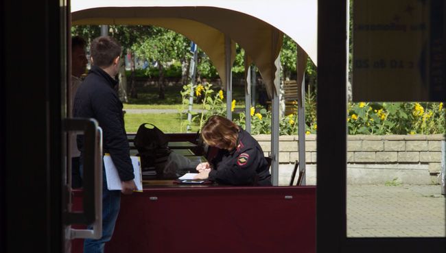 Сотрудники правоохранительных органов работают в центре города Сургута на месте, где неизвестный мужчина напал с ножом на людей и ранил несколько человек. 19 августа 2017 Сотрудники правоохранительных органов работают в центре города Сургута на месте, где неизвестный мужчина напал с ножом на людей и ранил несколько человек. 19 августа 2017