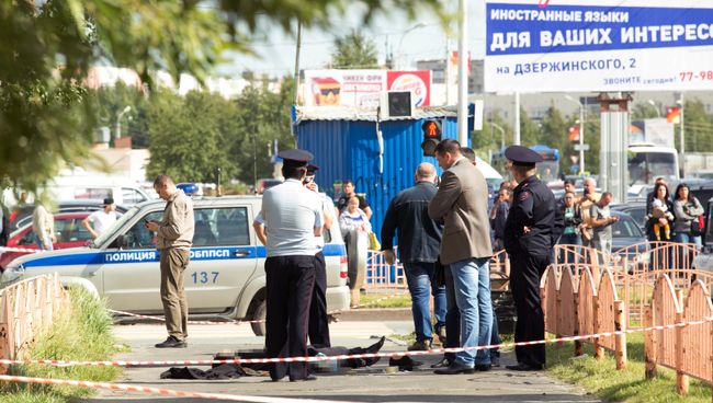 Сотрудники правоохранительных органов работают в центре города Сургута на месте, где неизвестный мужчина напал с ножом на людей и ранил несколько человек.  19 августа 2017