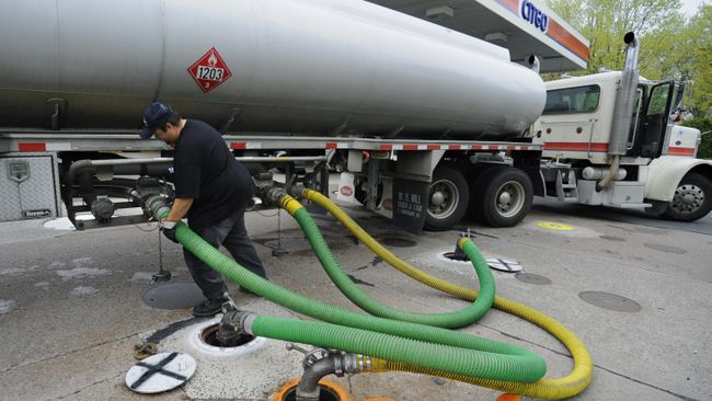 Грузовик доставляет топливо на автозаправку CITGO Грузовик доставляет топливо на автозаправку CITGO