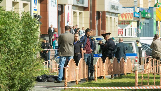 Сотрудники правоохранительных органов работают в центре города Сургута на месте, где неизвестный мужчина напал с ножом на людей и ранил несколько человек. 19 августа 2017 Сотрудники правоохранительных органов работают в центре города Сургута на месте, где неизвестный мужчина напал с ножом на людей и ранил несколько человек. 19 августа 2017