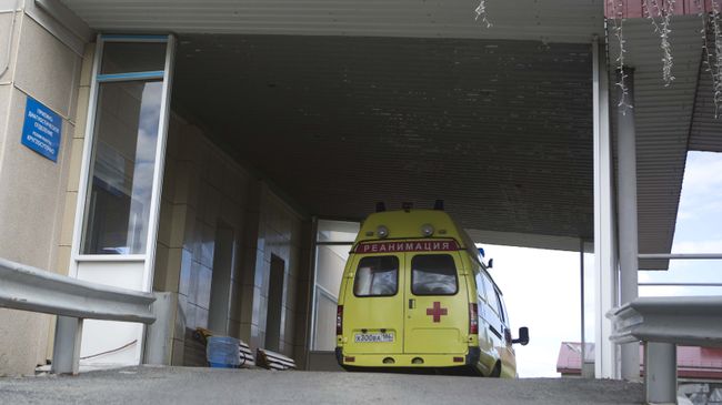 Автомобиль скорой помощи у приемно-диагностического отделения Сургутской клинической травматологической больницы. 19 августа 2017 Автомобиль скорой помощи у приемно-диагностического отделения Сургутской клинической травматологической больницы. 19 августа 2017