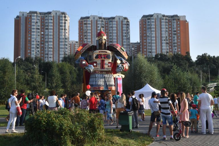 Отдыхающие на международном фестивале фейерверков Ростех в Братеевском каскадном парке в Москве. 19 августа 2017 Отдыхающие на международном фестивале фейерверков Ростех в Братеевском каскадном парке в Москве. 19 августа 2017