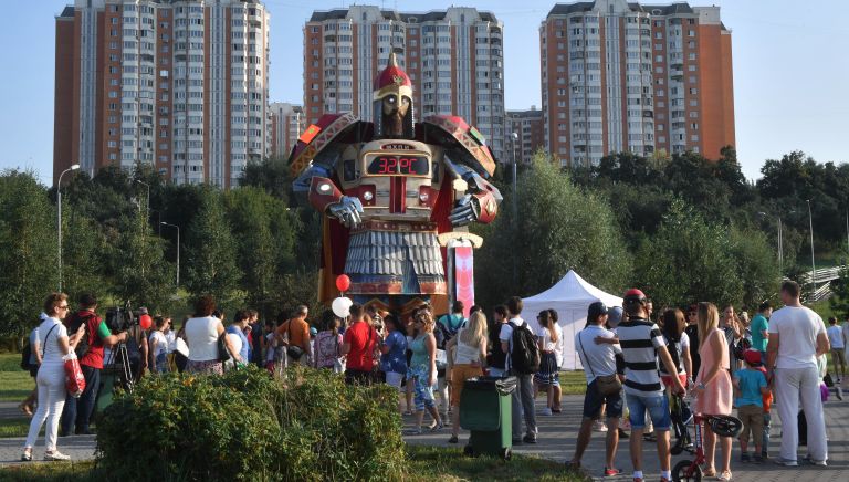 Отдыхающие на международном фестивале фейерверков Ростех в Братеевском каскадном парке в Москве. 19 августа 2017 Отдыхающие на международном фестивале фейерверков Ростех в Братеевском каскадном парке в Москве. 19 августа 2017