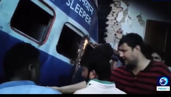 Крушение поезда в Индии. Скриншот видео Крушение поезда в Индии. Скриншот видео