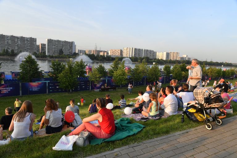 Отдыхающие на международном фестивале фейерверков Ростех в Братеевском каскадном парке в Москве. 19 августа 2017 Отдыхающие на международном фестивале фейерверков Ростех в Братеевском каскадном парке в Москве. 19 августа 2017