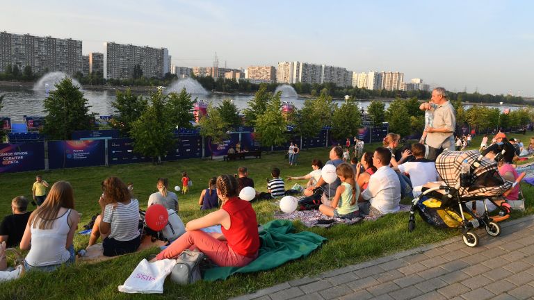 Отдыхающие на международном фестивале фейерверков Ростех в Братеевском каскадном парке в Москве. 19 августа 2017 Отдыхающие на международном фестивале фейерверков Ростех в Братеевском каскадном парке в Москве. 19 августа 2017
