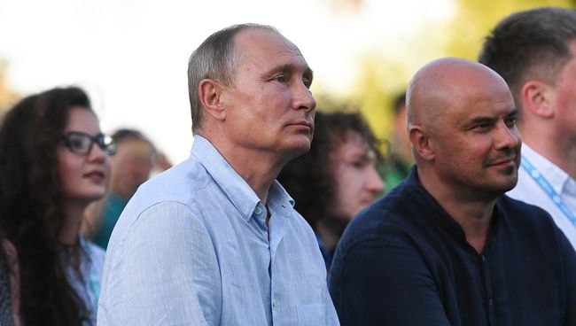 Президент РФ Владимир Путин во время посещения ежегодного Всероссийского молодежного образовательного форума Таврида на Байкальской косе. 20 августа 2017 Президент РФ Владимир Путин во время посещения ежегодного Всероссийского молодежного образовательного форума Таврида на Байкальской косе. 20 августа 2017
