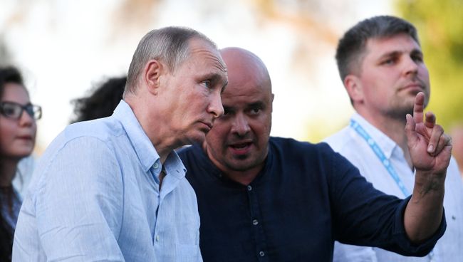 Президент РФ Владимир Путин во время посещения ежегодного Всероссийского молодежного образовательного форума Таврида на Байкальской косе. 20 августа 2017 Президент РФ Владимир Путин во время посещения ежегодного Всероссийского молодежного образовательного форума Таврида на Байкальской косе. 20 августа 2017