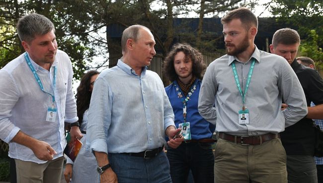 Президент РФ Владимир Путин знакомится с тематическими выставками творческих групп на форуме Таврида. 20 августа 2017 Президент РФ Владимир Путин знакомится с тематическими выставками творческих групп на форуме Таврида. 20 августа 2017
