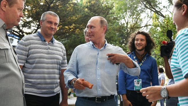 Президент РФ Владимир Путин знакомится с тематическими выставками творческих групп на форуме Таврида. 20 августа 2017 Президент РФ Владимир Путин знакомится с тематическими выставками творческих групп на форуме Таврида. 20 августа 2017