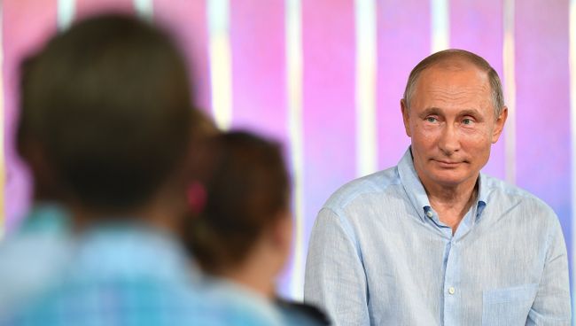 Владимир Путин общается с организаторами и участниками Всероссийского молодежного образовательного форума Таврида на Байкальской косе. 20 августа 2017 Владимир Путин общается с организаторами и участниками Всероссийского молодежного образовательного форума Таврида на Байкальской косе. 20 августа 2017