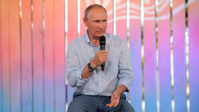 Владимир Путин общается с организаторами и участниками Всероссийского молодежного образовательного форума Таврида на Байкальской косе. 20 августа 2017
