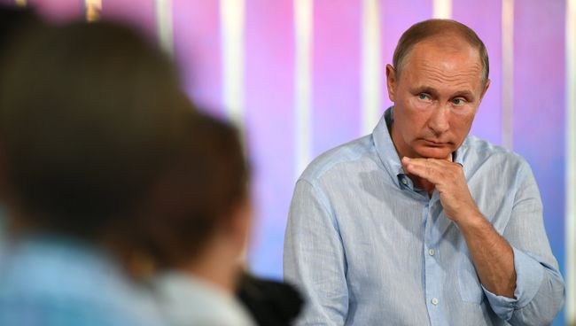 Владимир Путин общается с организаторами и участниками Всероссийского молодежного образовательного форума Таврида на Байкальской косе. 20 августа 2017