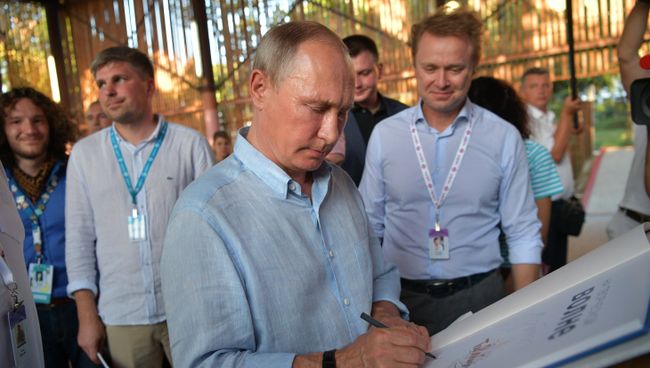 Президент РФ Владимир Путин знакомится с тематическими выставками творческих групп на форуме Таврида. 20 августа 2017 Президент РФ Владимир Путин знакомится с тематическими выставками творческих групп на форуме Таврида. 20 августа 2017