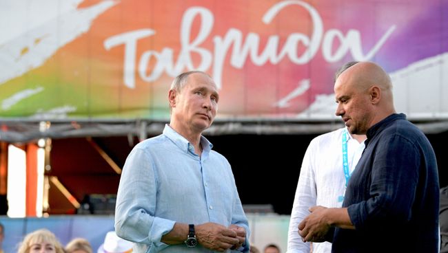 Президент РФ Владимир Путин знакомится с тематическими выставками творческих групп на форуме Таврида. 20 августа 2017 Ключевые слова: путин крым таврида 20 августа 2017 Президент РФ Владимир Путин знакомится с тематическими выставками творческих групп на форуме Таврида. 20 августа 2017 Ключевые слова: путин крым таврида 20 августа 2017