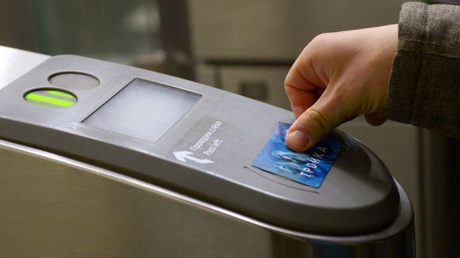 Пассажир оплачивает проезд у турникета в метро. Архивное фото Пассажир оплачивает проезд у турникета в метро. Архивное фото