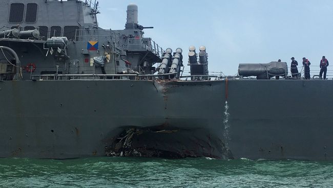 Эсминец ВМС США Джон Маккейн после столкновения с торговым судном. 21 августа 2017 Эсминец ВМС США Джон Маккейн после столкновения с торговым судном. 21 августа 2017