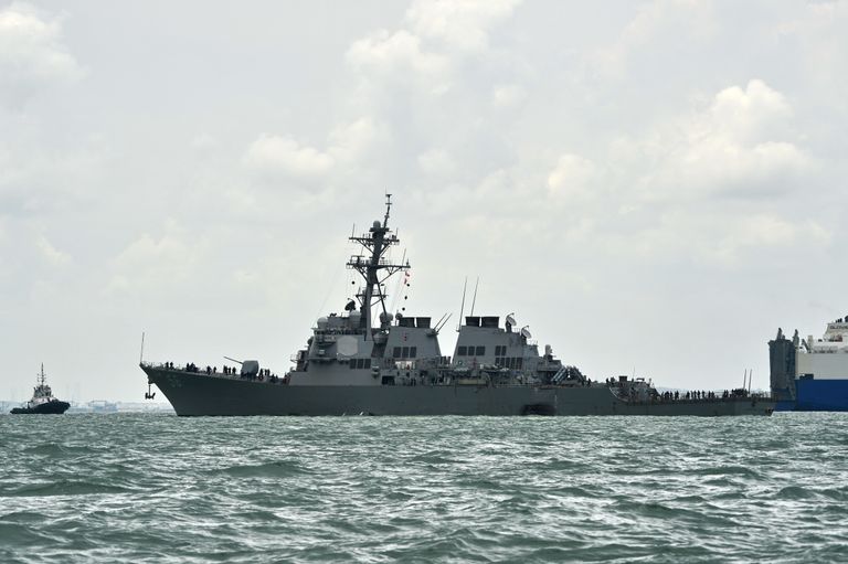 Эсминец ВМС США Джон Маккейн после столкновения с торговым судном. 21 августа 2017