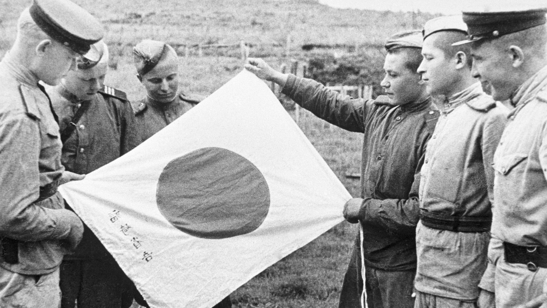 Советские воины рассматривают брошенный при отступлении японский флаг Советские воины рассматривают брошенный при отступлении японский флаг - РИА Новости, 1920, 20.08.2021
