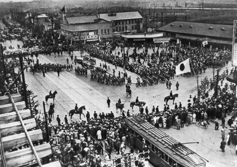 Японо-китайская война (1937-1945). Японские войска перед отправкой из Токио в Северо-Восточный Китай