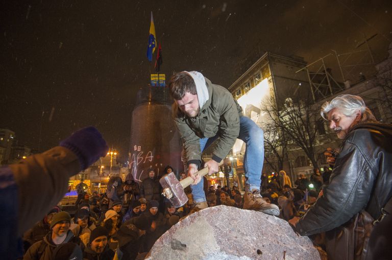Участники акции в поддержку евроинтеграции Украины раскалывают молотками на куски памятник Ленину в центре Киева