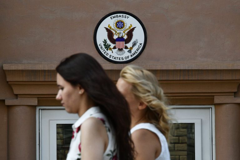 Вывеска у входа в здание посольства США в Москве Вывеска у входа в здание посольства США в Москве