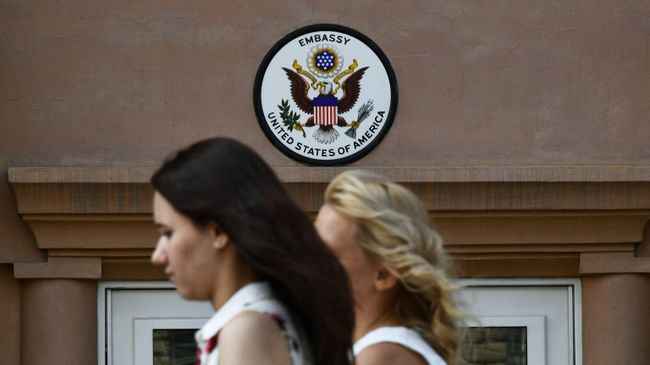 Вывеска у входа в здание посольства США в Москве Вывеска у входа в здание посольства США в Москве