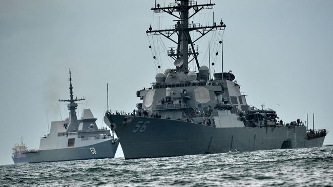 Эсминец ВМС США Джон Маккейн после столкновения с торговым судном. 21 августа 2017 Эсминец ВМС США Джон Маккейн после столкновения с торговым судном. 21 августа 2017