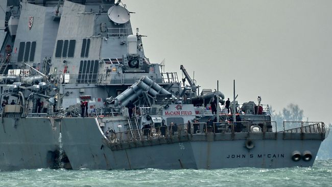 Эсминец ВМС США Джон Маккейн после столкновения с торговым судном. 21 августа 2017