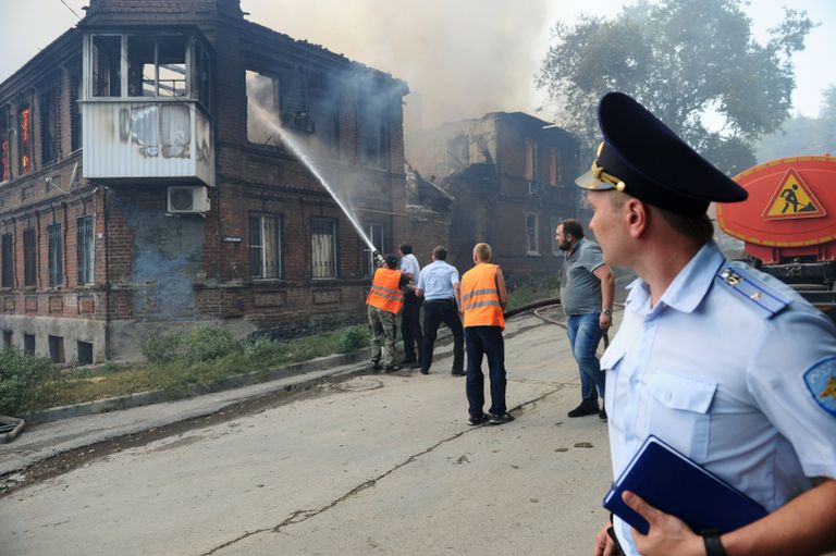Сотрудники противопожарной службы МЧС России во время ликвидации пожара в Ростове-на-Дону Сотрудники противопожарной службы МЧС России во время ликвидации пожара в Ростове-на-Дону