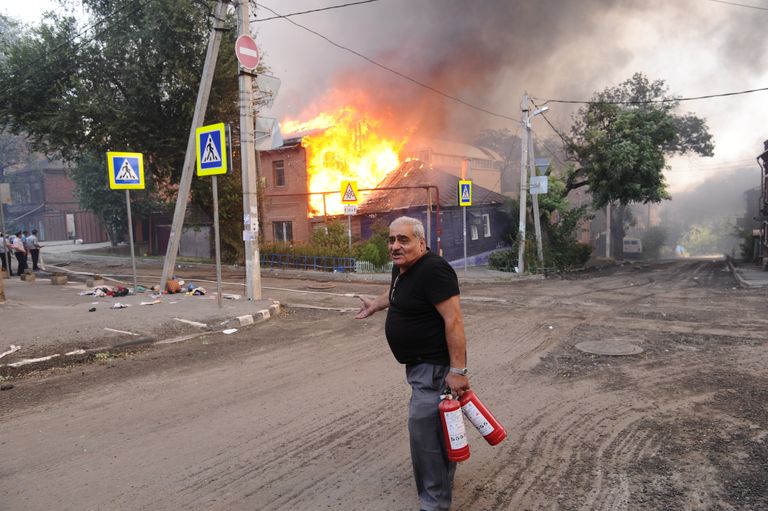 Пожар в Ростове-на-Дону в районе Театрального спуска Пожар в Ростове-на-Дону в районе Театрального спуска