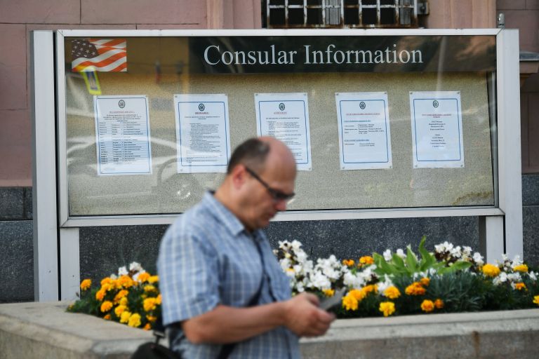 Доска объявлений у здания посольства США в Москве Доска объявлений у здания посольства США в Москве