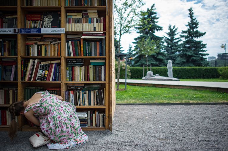 Девушка у книжного павильона в Парке искусств Музеон Девушка у книжного павильона в Парке искусств Музеон